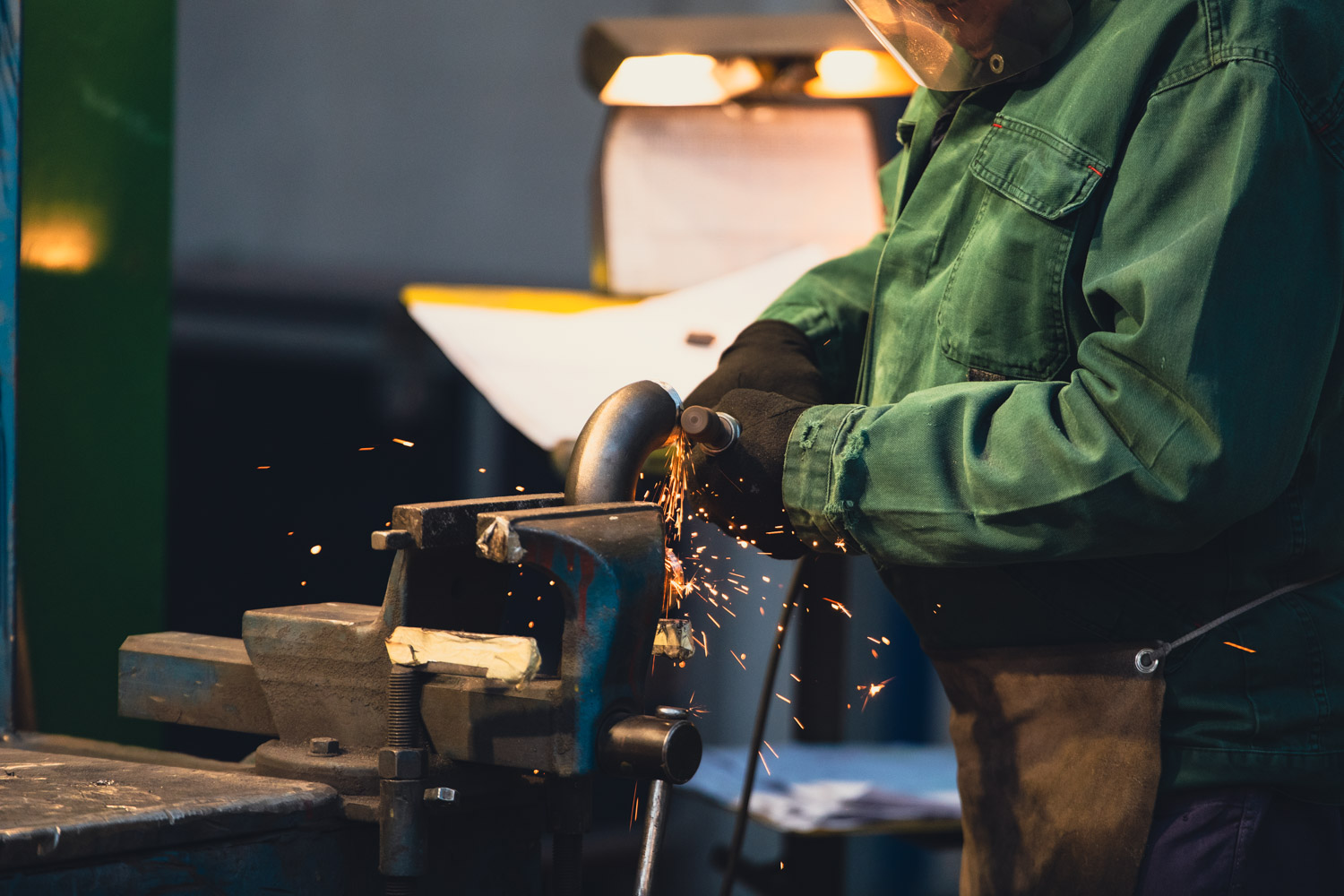 Scintille di saldatura in officina