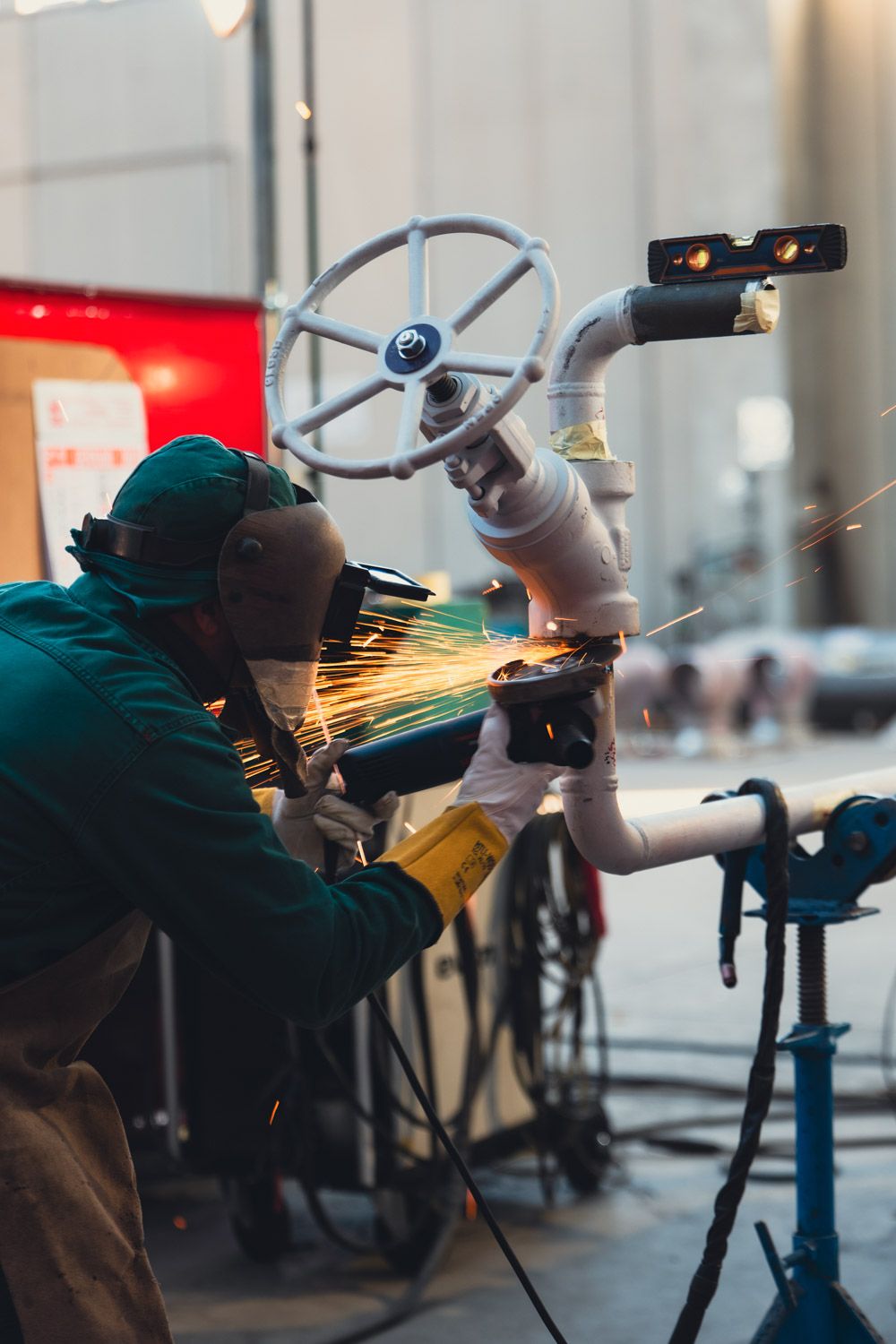 Saldatura industriale con scintille in officina