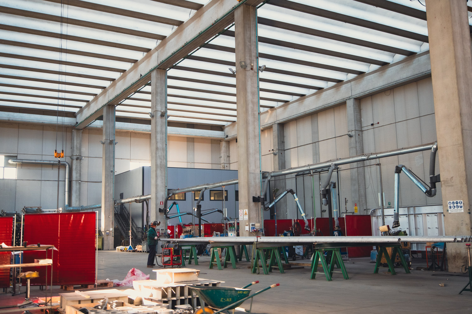 Operai al lavoro nell'officina di montaggio